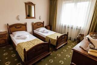 Отель Hotel Brilliant Meses Залэу Двухместный номер с 2 отдельными кроватями-1
